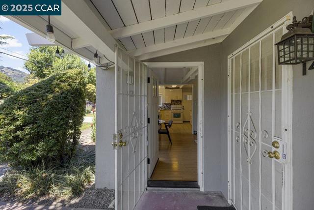 200 El Dorado Ave, Danville CA: https://media.crmls.org/mediaz/9e2bcdac-0daa-4744-9581-1ad9b65d894b.jpg