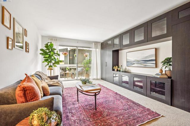 950 Shorepoint Ct, Alameda CA: https://media.crmls.org/mediaz/9e2c9286-adb5-4b2f-8899-c185e4af8d22.jpg