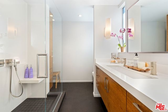 1730 California Avenue, Santa Monica CA: https://media.crmls.org/mediaz/9e2cc6d0-df11-4549-815f-6b29fd46cca8.jpg