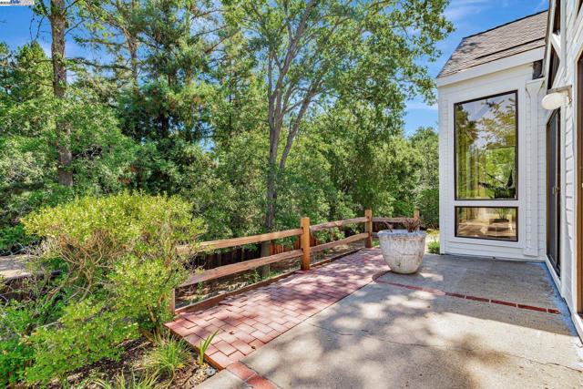 2394 Ironwood Pl, Alamo CA: https://media.crmls.org/mediaz/9e2d1322-9e35-4111-a41a-f6b113b173b3.jpg