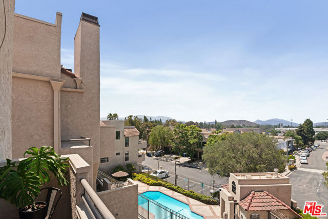 221 McAfee Court, Thousand Oaks CA: https://media.crmls.org/mediaz/9e2d13c2-6a81-4736-b4c9-869cc1485f4b.jpg