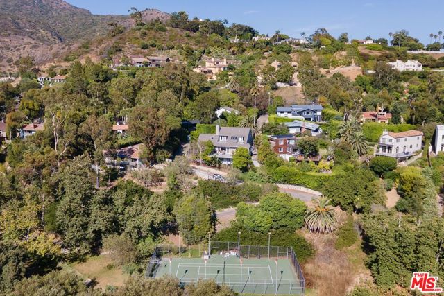 3625 Serra Road, Malibu CA: https://media.crmls.org/mediaz/9e2d6e31-eef4-4ba8-8e2e-ebd12f831913.jpg