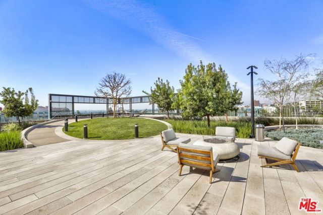 889 Francisco Street, Los Angeles CA: https://media.crmls.org/mediaz/9e2d827b-ae84-4864-9b8a-de42499ed629.jpg