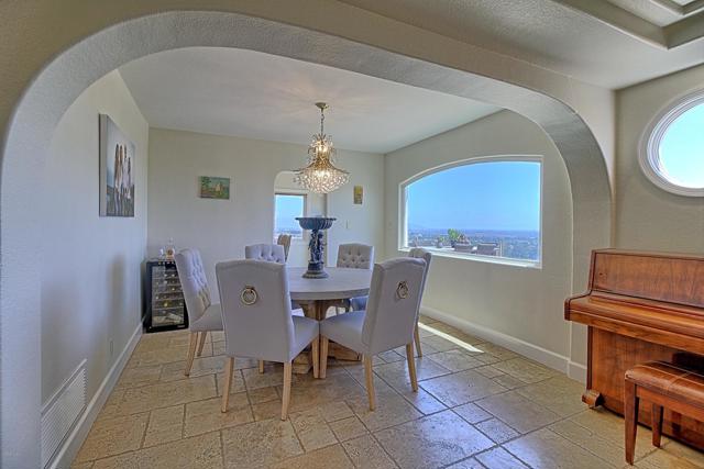 5350 Edgehill Circle, Ventura CA: https://media.crmls.org/mediaz/9e2dd951-e5e0-4f91-91ce-ce6947f09d6c.jpg