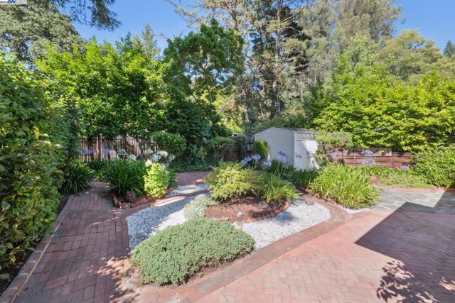 1658 Gouldin Rd, Oakland CA: https://media.crmls.org/mediaz/9e2f3b42-8340-4e23-8cd6-375fc372a5fc.jpg