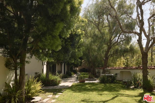 9301 Cherokee Lane, Beverly Hills CA: https://media.crmls.org/mediaz/9e3065a7-a187-4cc0-bf5f-2c996175688c.jpg