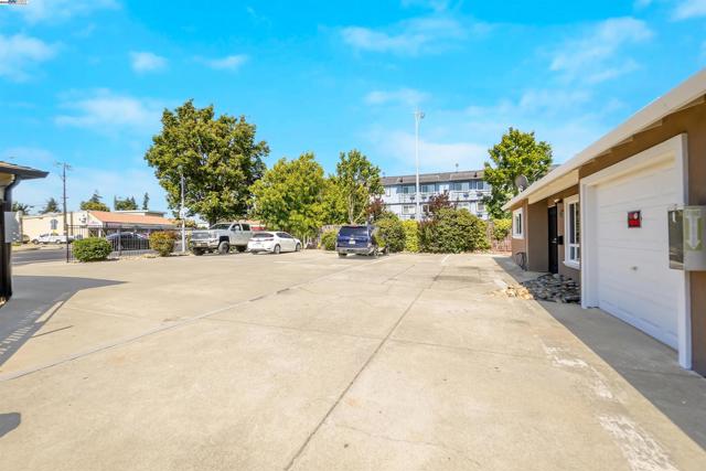 21926 Victory Dr, Hayward CA: https://media.crmls.org/mediaz/9e31962e-e8e6-4535-b0cb-295d63a94258.jpg