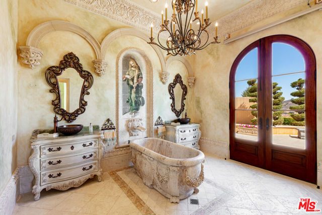 25305 Prado De La Felicidad, Calabasas CA: https://media.crmls.org/mediaz/9e31c891-0c48-4bdc-983d-f2b6683b7c1d.jpg