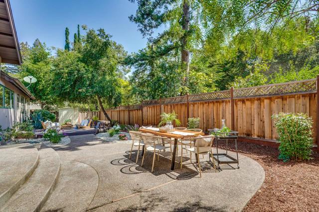 1625 Hazelaar Way, Los Altos CA: https://media.crmls.org/mediaz/9e33329d-37ea-4b8f-bf34-5c23ab776446.jpg