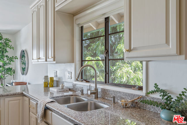 13451 Cheltenham Drive, Sherman Oaks CA: https://media.crmls.org/mediaz/9e33bb91-c73b-4f45-a883-d1283cc320dc.jpg