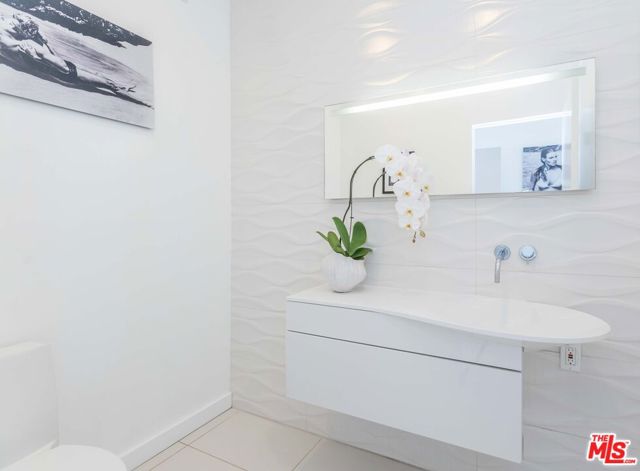 5205 Ocean Front Walk, Marina del Rey CA: https://media.crmls.org/mediaz/9e343027-2819-4513-9154-417f5a343dd1.jpg