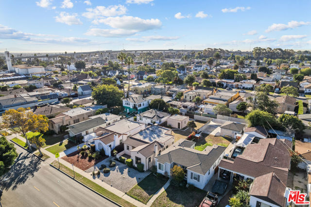 618 W 111th Place, Los Angeles CA: https://media.crmls.org/mediaz/9e351598-64db-4a95-8954-8ad1bcbfb9da.jpg