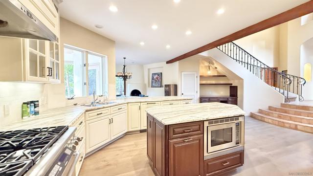 16722 Via Lago Azul, Rancho Santa Fe CA: https://media.crmls.org/mediaz/9e351941-d32b-45c0-bead-c22656d9d2c2.jpg