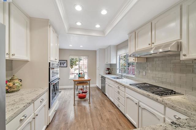 47 Summer Hill Court, Danville CA: https://media.crmls.org/mediaz/9e359435-3983-477e-8619-cab99e69b340.jpg