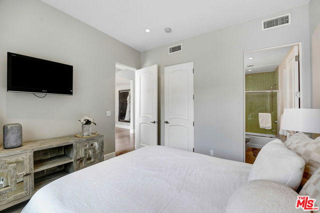 841 N Crescent Heights Boulevard, Los Angeles CA: https://media.crmls.org/mediaz/9e35c4e7-bf38-4dd6-8c78-0b24d5475bec.jpg