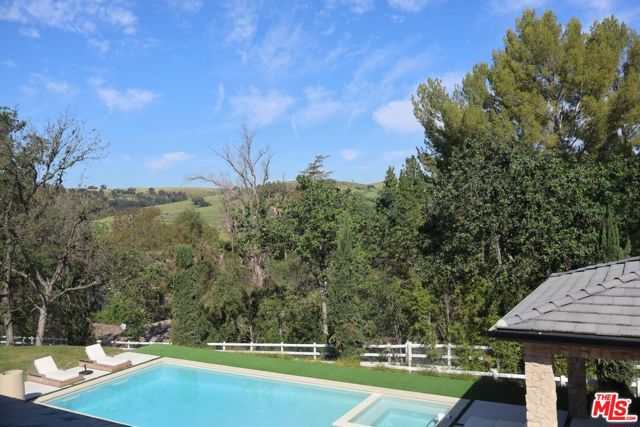 5831 Fitzpatrick Road, Hidden Hills CA: https://media.crmls.org/mediaz/9e360449-d0a9-47ad-a9ed-b4691ad07b0f.jpg