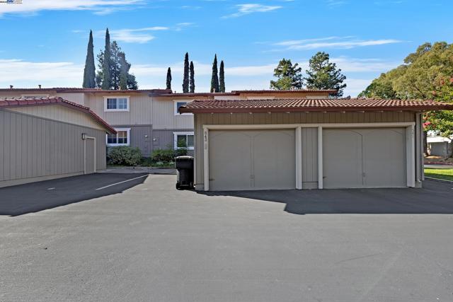 543 Tawny Dr, Pleasanton CA: https://media.crmls.org/mediaz/9e361b92-8cce-4217-8788-d2f7b769b7f6.jpg