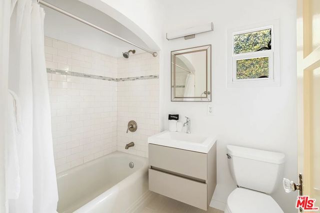 3691 Aureola Boulevard, View Park CA: https://media.crmls.org/mediaz/9e361dd7-37fd-4421-a6d3-3d8901c73c9d.jpg