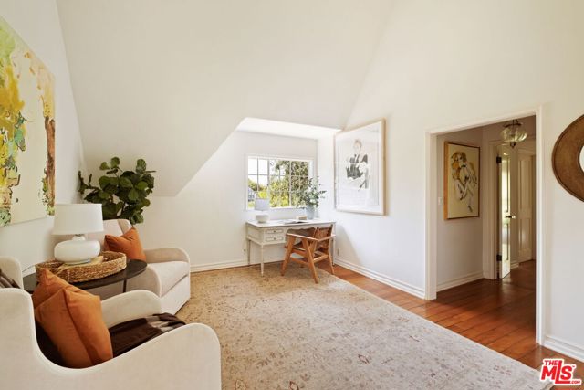 143 S Muirfield Road, Los Angeles CA: https://media.crmls.org/mediaz/9e36e87c-fb41-4352-b175-9064787e520e.jpg