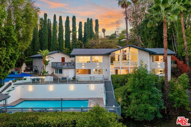 4854 Brewster Drive, Tarzana CA: https://media.crmls.org/mediaz/9e36febd-dbca-4f37-b00b-44123b27612b.jpg