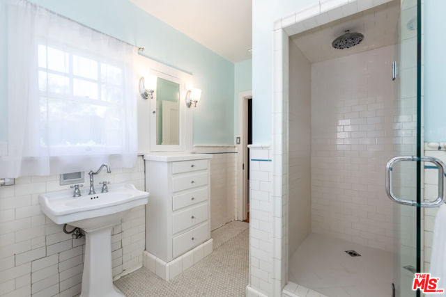 1709 Buckingham Road, Los Angeles CA: https://media.crmls.org/mediaz/9e374bff-d9cb-4c83-a66e-e3d30d1c6afc.jpg