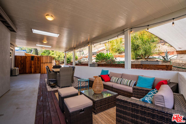 5343 TENDILLA Avenue, Woodland Hills CA: https://media.crmls.org/mediaz/9e377c2b-d72b-4649-9241-cee9fadc00b0.jpg