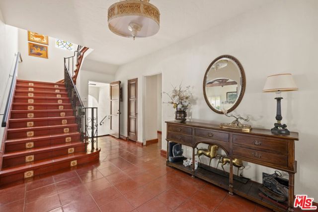 313 S Peck Drive, Beverly Hills CA: https://media.crmls.org/mediaz/9e37fdf2-0d7a-4412-8f7a-0ada4e0e028f.jpg