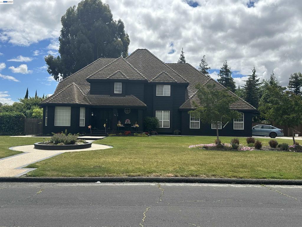 15 Madeira Ct