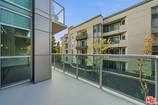 13700 Marina Pointe Drive, Marina del Rey CA: https://media.crmls.org/mediaz/9e393141-33a4-46cb-a193-05d5d9ecc188.jpg