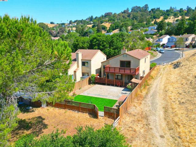 28111 Ziele Creek Dr, Hayward CA: https://media.crmls.org/mediaz/9e397f6d-c941-4218-838f-a3097b1d1041.jpg