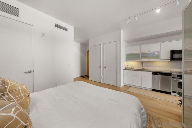 350 W Ash St, San Diego CA: https://media.crmls.org/mediaz/9e3a0ffb-6a47-4ab5-afd2-7279c9a0c450.jpg