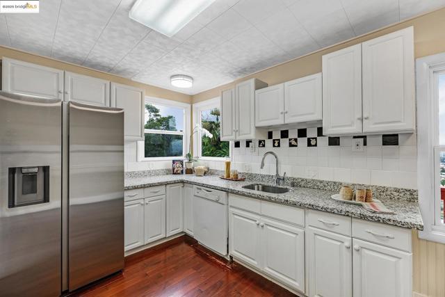 6933 Simson Street, Oakland CA: https://media.crmls.org/mediaz/9e3a3cd2-7ba1-4f67-aaf3-f6c895a23135.jpg