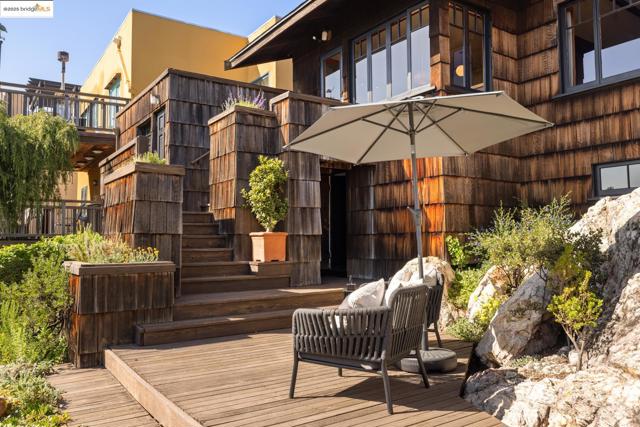 636 Vincente Ave, Berkeley CA: https://media.crmls.org/mediaz/9e3bfdc8-8ceb-4c74-aafd-dbd32ef840a8.jpg