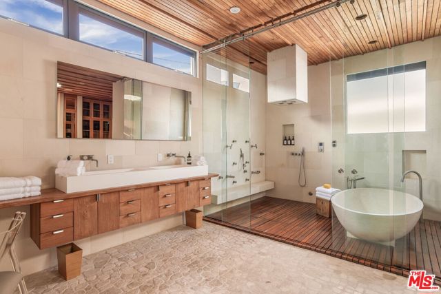 345 W Channel Road, Santa Monica CA: https://media.crmls.org/mediaz/9e3ef400-5b58-48d3-b4be-8a5a8beb27aa.jpg