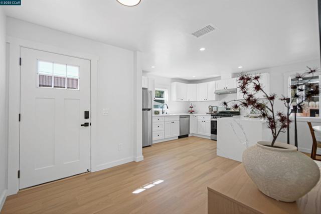 10060 Bernhardt Dr, Oakland CA: https://media.crmls.org/mediaz/9e3f1c0b-961e-46d7-9d7e-8cfb24edc725.jpg