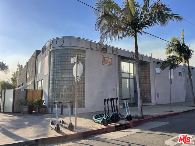 555 Rose Avenue, Venice CA: https://media.crmls.org/mediaz/9e3f39d2-98ce-40e1-87c7-30e3f695500a.jpg