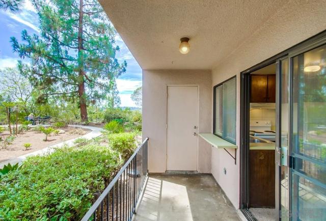 7858 Cowles Mountain Ct, San Diego CA: https://media.crmls.org/mediaz/9e3f667c-b899-4b55-8b81-97f6793336a6.jpg