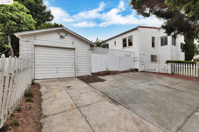 536 Pomona Ave, Albany CA: https://media.crmls.org/mediaz/9e41c13a-aed8-4836-8e42-0536212e4c70.jpg