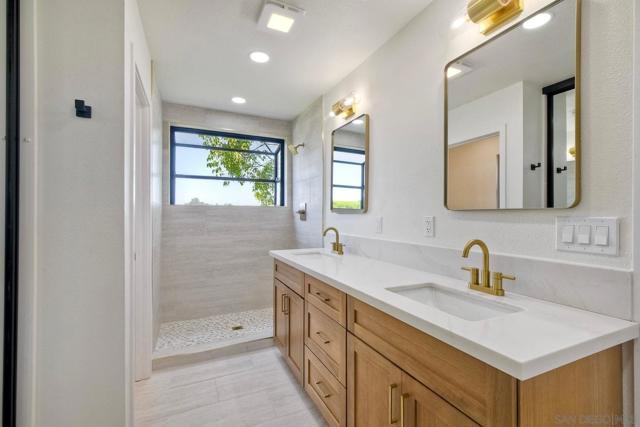 13356 Corte De Comares, San Diego CA: https://media.crmls.org/mediaz/9e421b8f-4933-47d7-9457-1284c5539300.jpg