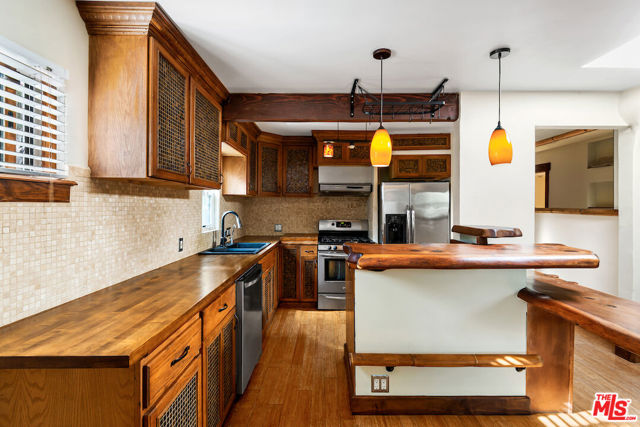 667 Santa Clara Avenue, Venice CA: https://media.crmls.org/mediaz/9e42abca-e222-4358-b7b0-78addab6ccae.jpg