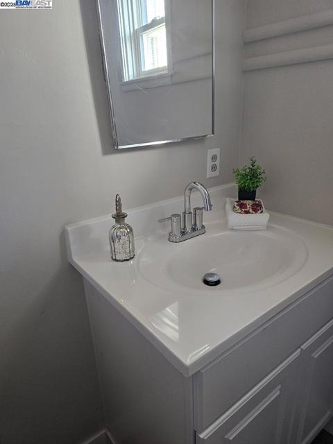 2272 Kelly St, Hayward CA: https://media.crmls.org/mediaz/9e43724b-a86c-471c-9b9b-8cf9150d30e6.jpg