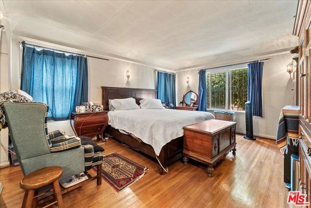 2435 S Dunsmuir Avenue, Los Angeles CA: https://media.crmls.org/mediaz/9e4552df-a788-4d87-878a-c7471cabaf5f.jpg