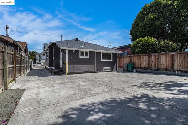 879 45Th St, Oakland CA: https://media.crmls.org/mediaz/9e456d31-617d-4dad-b3ea-ffc1b79ad29f.jpg