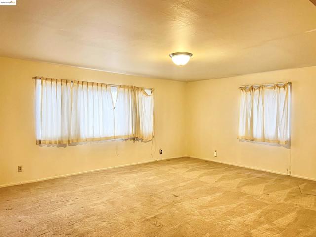 9719 Holly St, Oakland CA: https://media.crmls.org/mediaz/9e45cfbb-9512-45ed-b7d1-c66731167162.jpg