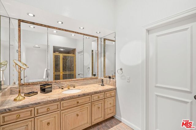 10114 Empyrean Way, Los Angeles CA: https://media.crmls.org/mediaz/9e46427e-648b-4521-87d2-7adb4393b6a4.jpg
