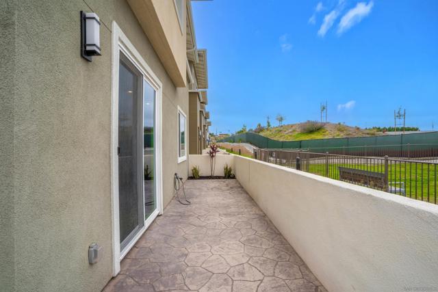 2078 Bluestone Cir, Chula Vista CA: https://media.crmls.org/mediaz/9e46f6db-1029-4cc0-836a-4f91781d5118.jpg
