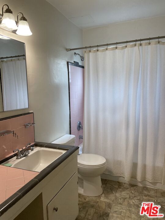 1137 Wilcox Place, Los Angeles CA: https://media.crmls.org/mediaz/9e4744fc-a397-4186-8249-a6c9db6db64e.jpg