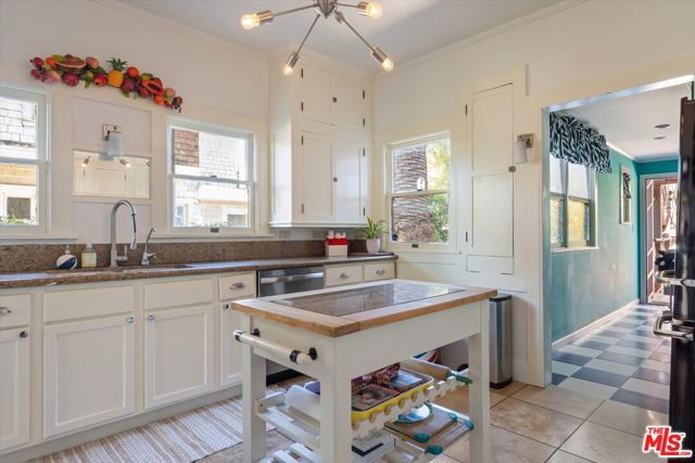 1654 5th Avenue, Los Angeles CA: https://media.crmls.org/mediaz/9e475ed2-be00-40a8-916d-eb95ef0f4a5e.jpg