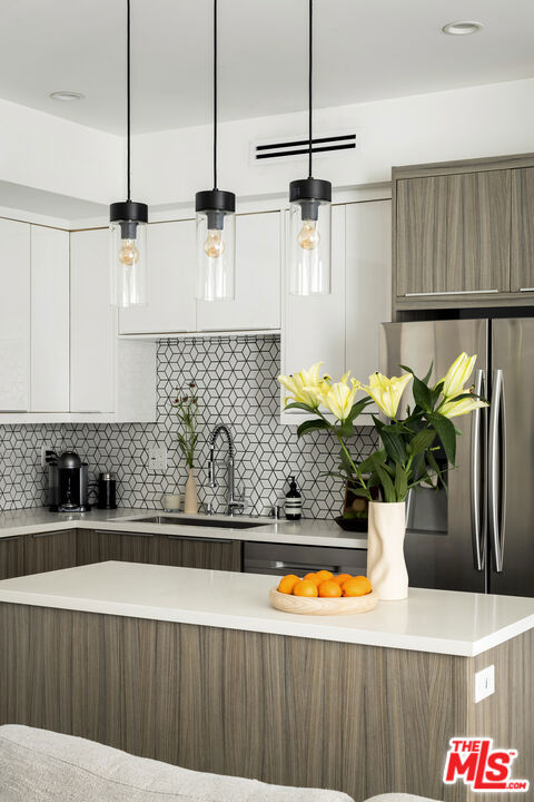 5154 W Redondo Court, Los Angeles CA: https://media.crmls.org/mediaz/9e48c777-f690-4ab7-bfcd-616e7ff7900c.jpg