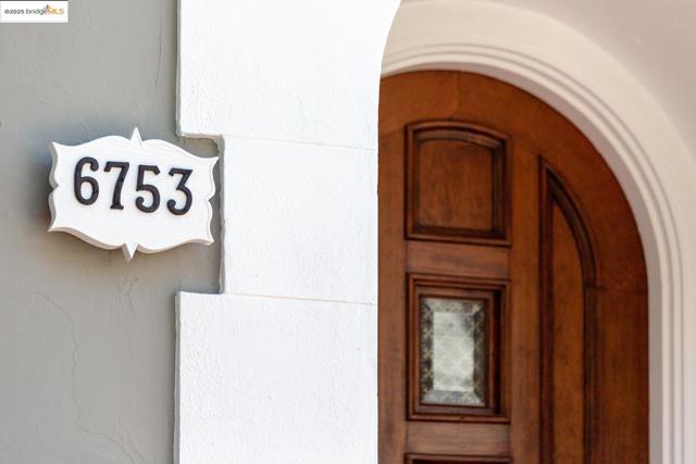 6753 Manor Crest, Oakland CA: https://media.crmls.org/mediaz/9e48edcb-c7bd-47be-88b1-d380e5f83320.jpg